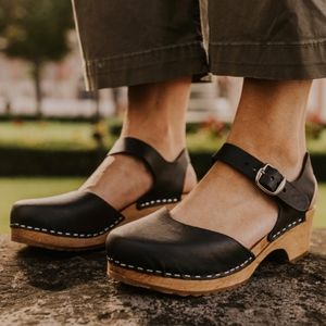 New MIA Sofia Black Clogs Size 37